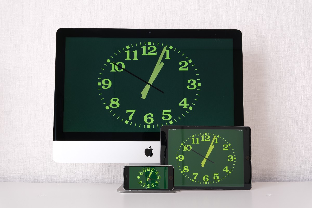 パソコン・タブレット・スマホ用、全画面駅時計